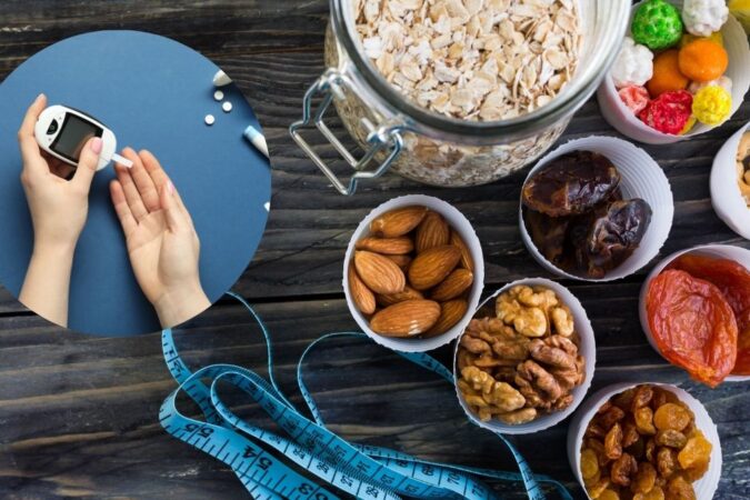 Imagen de una persona disfrutando de snacks saludables como palomitas de maíz, carne seca, semillas de calabaza, fresas con crema de almendra y zanahoria con hummus