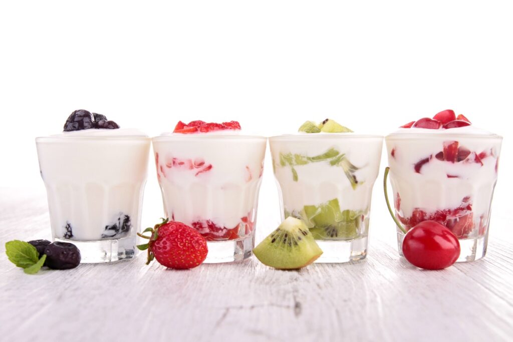 Una deliciosa mezcla de yogur con kiwi en un tazón, perfecta para potenciar el crecimiento muscular
