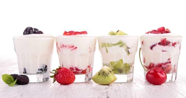 Una deliciosa mezcla de yogur con kiwi en un tazón, perfecta para potenciar el crecimiento muscular