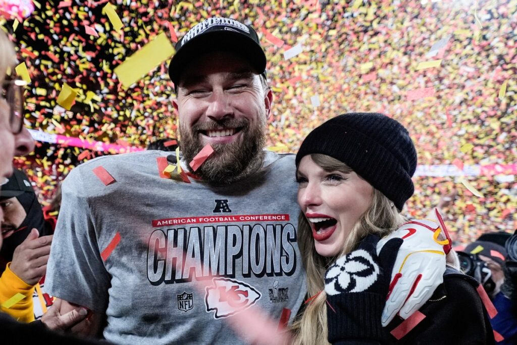 Taylor Swift sonriendo en una imagen de archivo con un '¡Estoy casada!' sobreimpreso