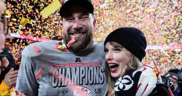 Taylor Swift sonriendo en una imagen de archivo con un '¡Estoy casada!' sobreimpreso