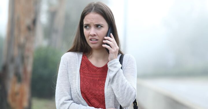 Una mano sostiene un teléfono Android con una llamada entrante de un número desconocido