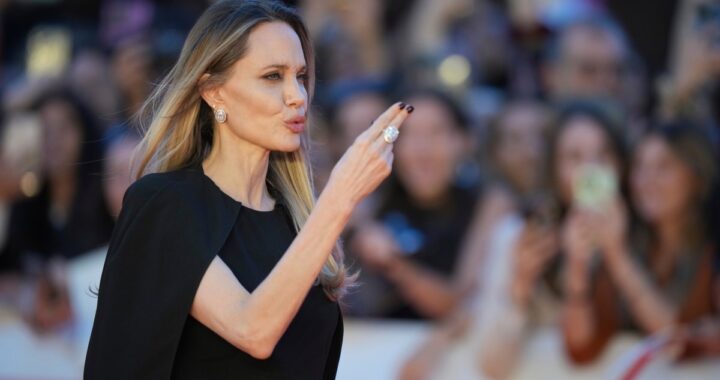 Angelina Jolie sonriendo en una imagen de 'Maleficent: Mistress of Evil'