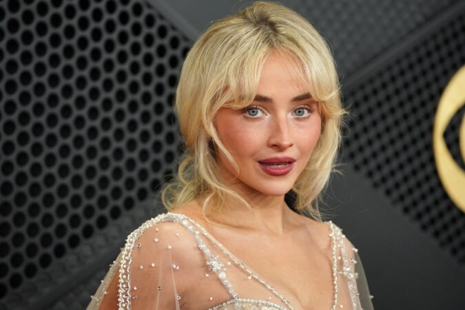 Sabrina Carpenter sonriendo y segura en su hogar