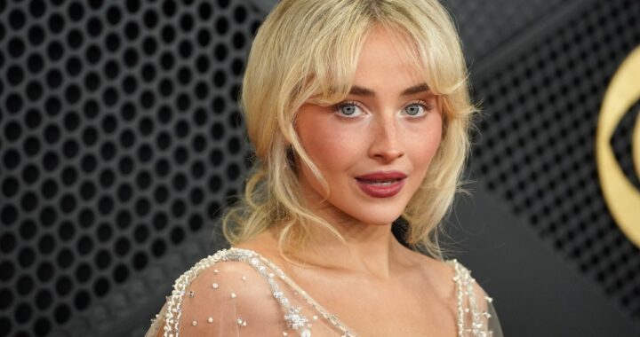 Sabrina Carpenter sonriendo y segura en su hogar