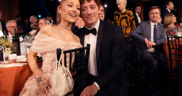 Ariana Grande sonriendo en una imagen de archivo
