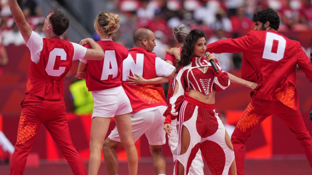 Imagen de una celebración cultural en Canadá con banderas y artistas en el Toronto Stadium