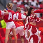Imagen de una celebración cultural en Canadá con banderas y artistas en el Toronto Stadium