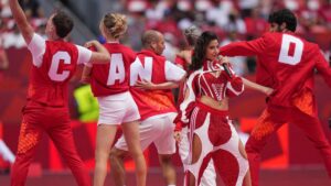 Imagen de una celebración cultural en Canadá con banderas y artistas en el Toronto Stadium
