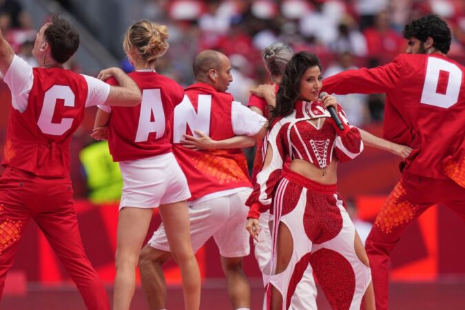 Imagen de una celebración cultural en Canadá con banderas y artistas en el Toronto Stadium