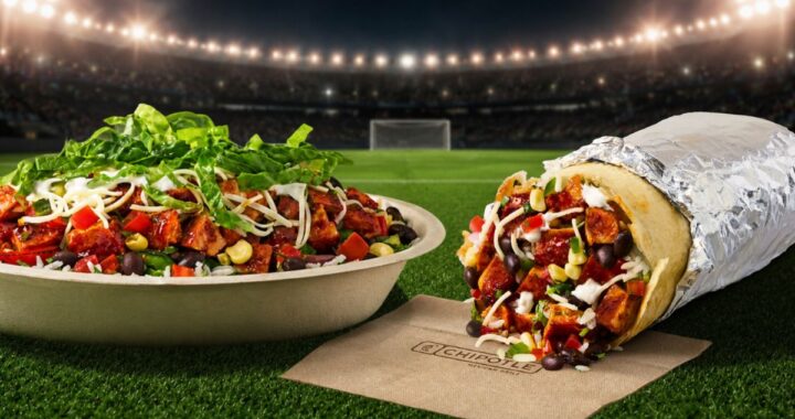 Una persona con una camiseta de fútbol sosteniendo un plato de comida de Chipotle con una sonrisa de satisfacción