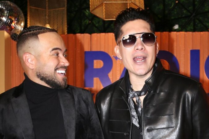 Chyno y Nacho cantando juntos en un concierto emocionante