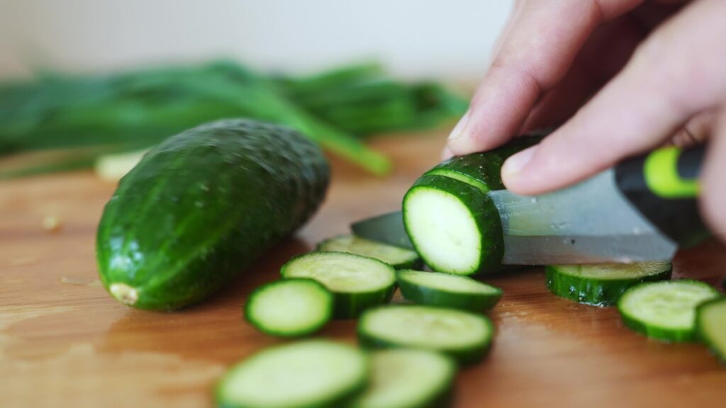 Imagen de alimentos saludables para riñones, incluyendo pepino, ajo, repollo morado y arándanos