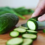 Imagen de alimentos saludables para riñones, incluyendo pepino, ajo, repollo morado y arándanos