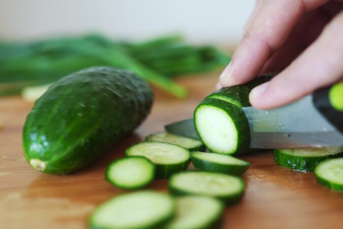 Imagen de alimentos saludables para riñones, incluyendo pepino, ajo, repollo morado y arándanos