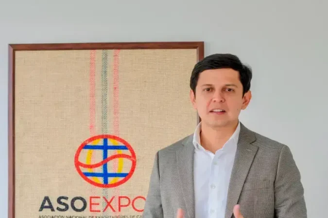 Café colombiano siendo exportado por Puerto Antioquia, reduciendo tiempos y costos de logística.