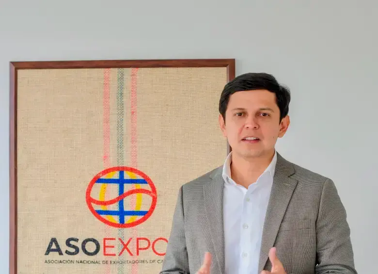 Café colombiano siendo exportado por Puerto Antioquia, reduciendo tiempos y costos de logística.