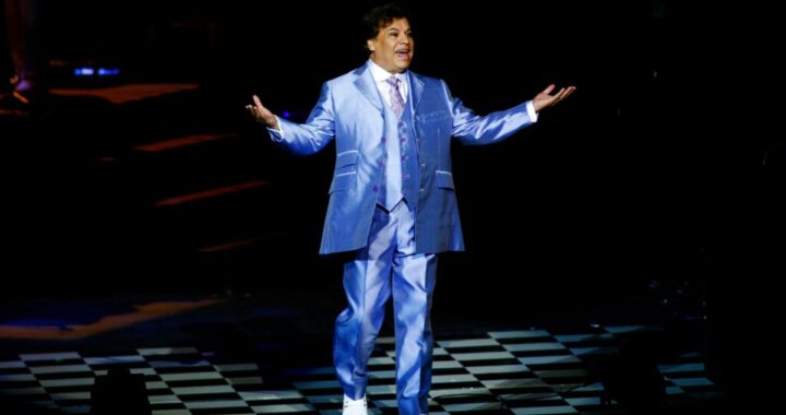 Gary Alazraki dirigirá una película sobre la vida de Juan Gabriel, el famoso cantante mexicano