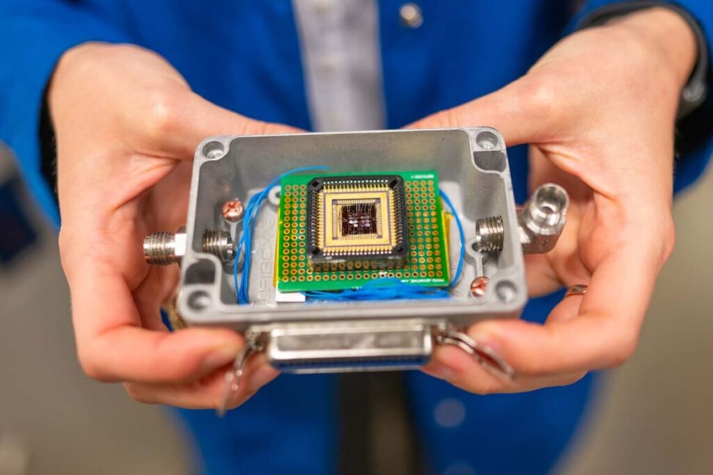 Una imagen de una nariz electrónica con sensores y nanotubos de carbono detectando compuestos volátiles de alimentos