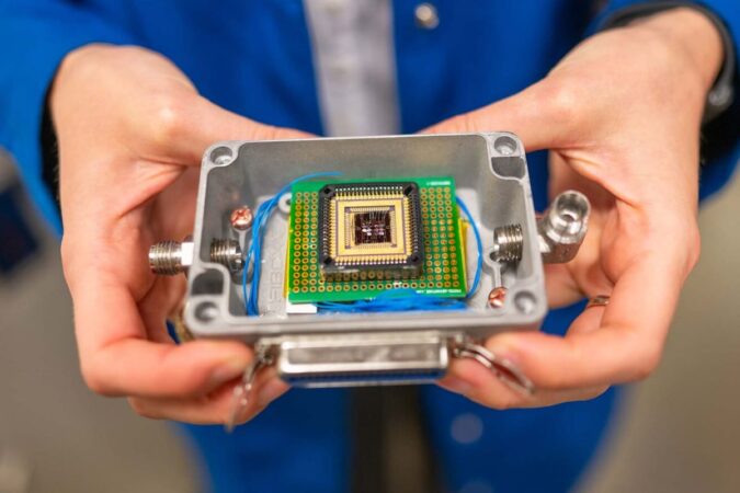 Una imagen de una nariz electrónica con sensores y nanotubos de carbono detectando compuestos volátiles de alimentos