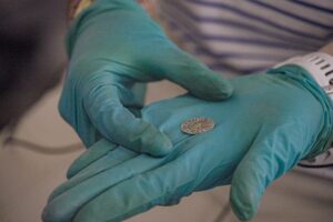 Una moneda antigua del siglo IV con la imagen del emperador romano Constantino encontrada en la excavación bajo la catedral de Notre Dame