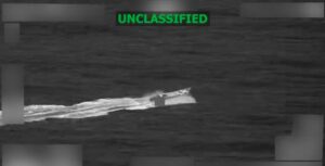 Imagen de un buque de la Armada de los Estados Unidos en el Océano Pacífico durante una operación militar contra una presunta narcolancha