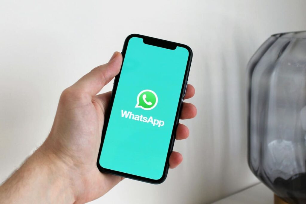 Imagen de un punto verde sobre una foto de perfil en WhatsApp