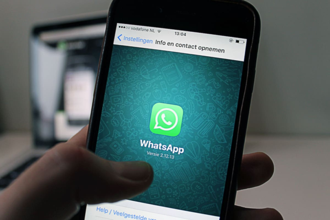 Imagen de una persona dudando antes de chatear con un desconocido en WhatsApp