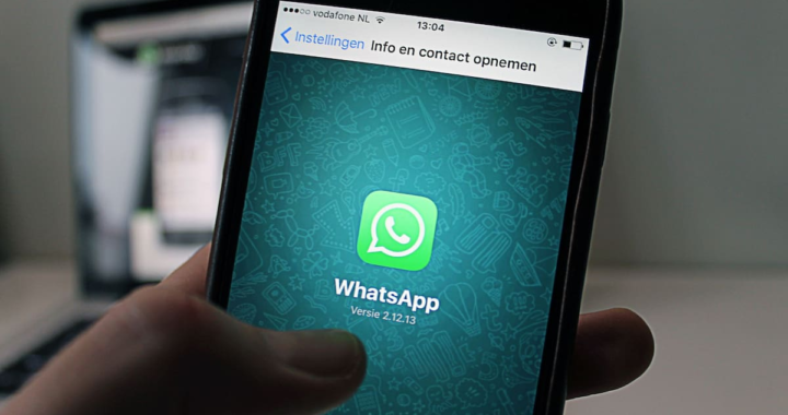 Imagen de una persona dudando antes de chatear con un desconocido en WhatsApp