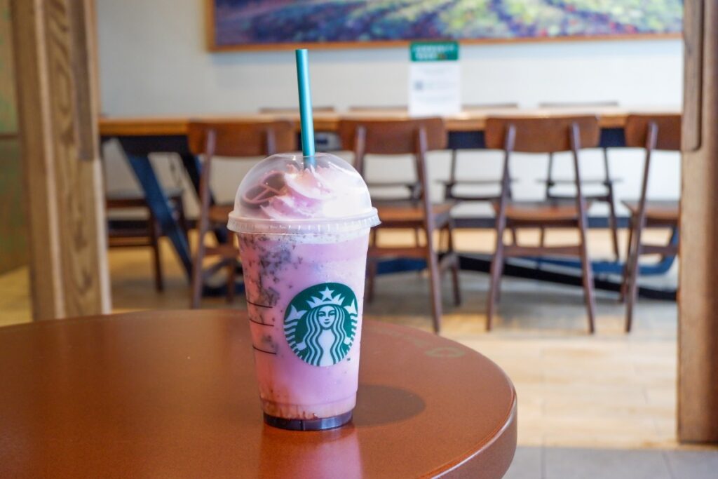 Un Unicorn Frappuccino colorido con sirope de mango y nata montada de vainilla