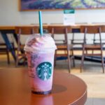 Un Unicorn Frappuccino colorido con sirope de mango y nata montada de vainilla