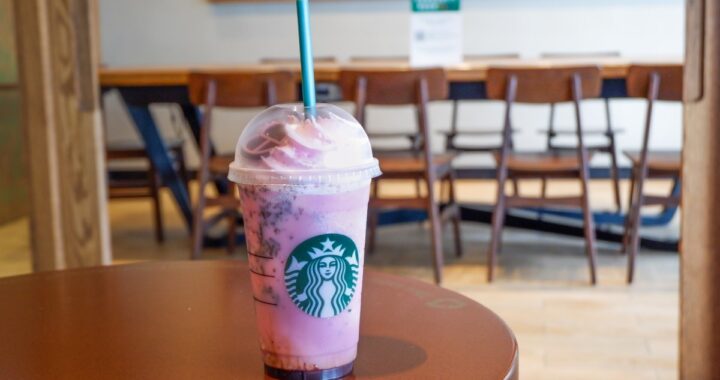 Un Unicorn Frappuccino colorido con sirope de mango y nata montada de vainilla