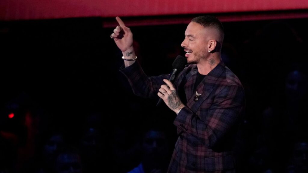 J Balvin con una expresión de sorpresa en una imagen de su cumpleaños en Ibiza