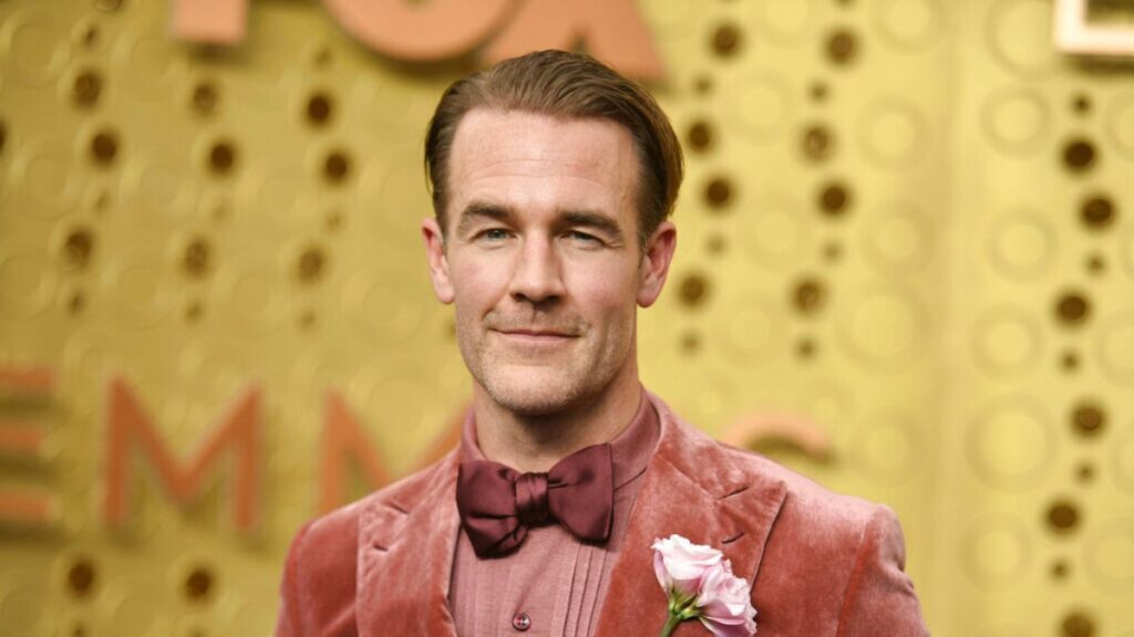 James Van Der Beek sonriendo durante el rodaje de una película