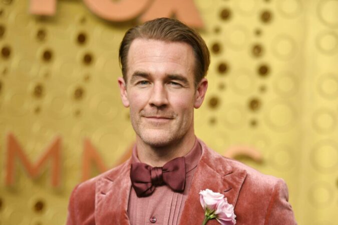 James Van Der Beek sonriendo durante el rodaje de una película