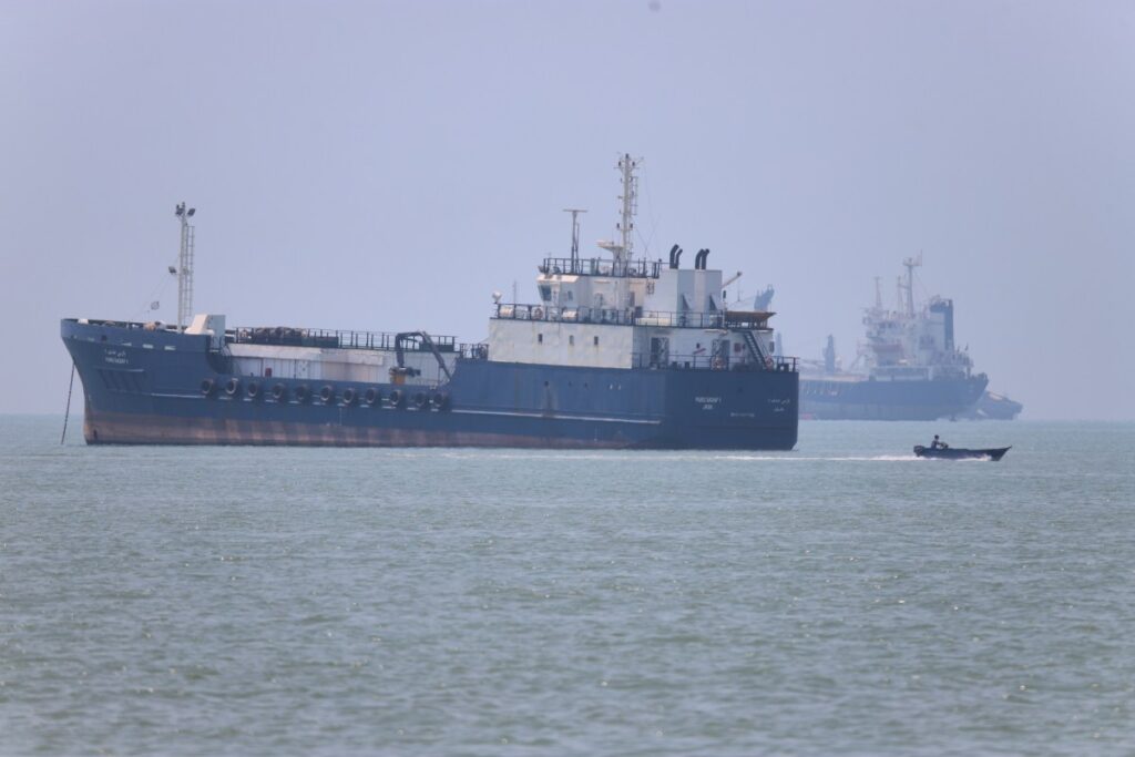 Barcos comerciales en el estrecho de Ormuz, vía marítima crucial en el Golfo Pérsico