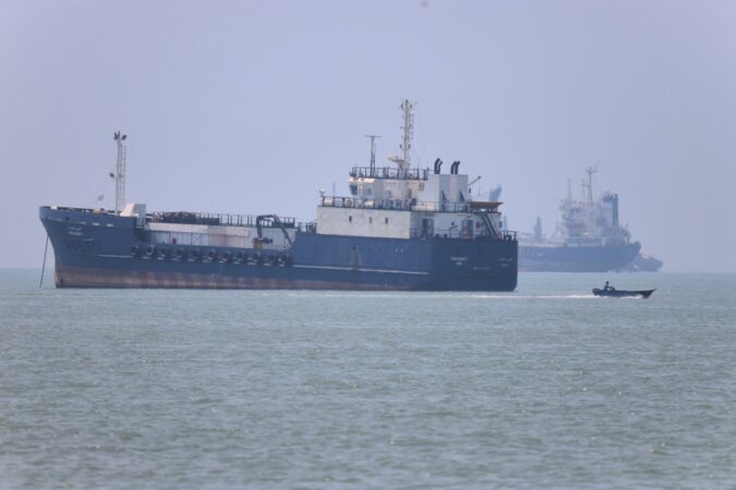 Barcos comerciales en el estrecho de Ormuz, vía marítima crucial en el Golfo Pérsico