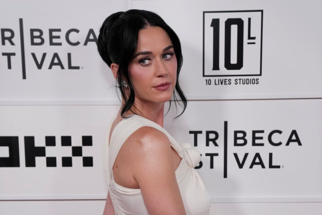 Katy Perry cantando en un festival de música al aire libre