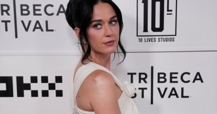 Katy Perry cantando en un festival de música al aire libre