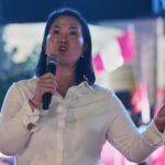 Keiko Fujimori sonriendo en un mitin de campaña en Perú