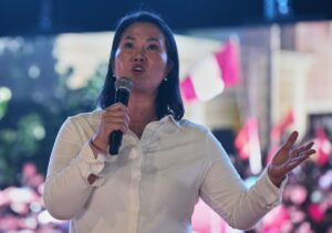 Keiko Fujimori sonriendo en un mitin de campaña en Perú
