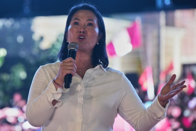 Keiko Fujimori sonriendo en un mitin de campaña en Perú