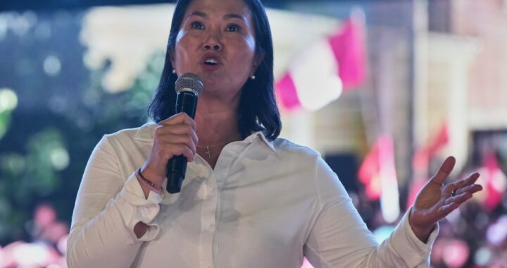 Keiko Fujimori sonriendo en un mitin de campaña en Perú