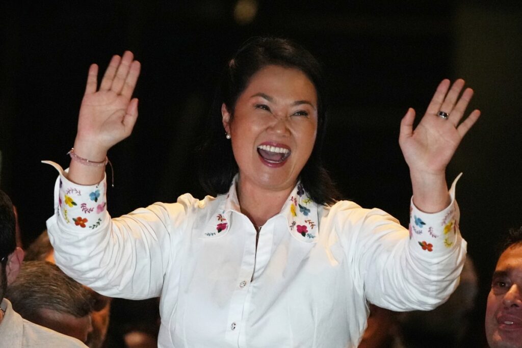 Keiko Fujimori sonriendo en un evento de campaña electoral en Perú