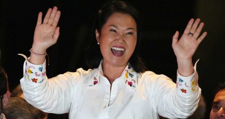Keiko Fujimori sonriendo en un evento de campaña electoral en Perú