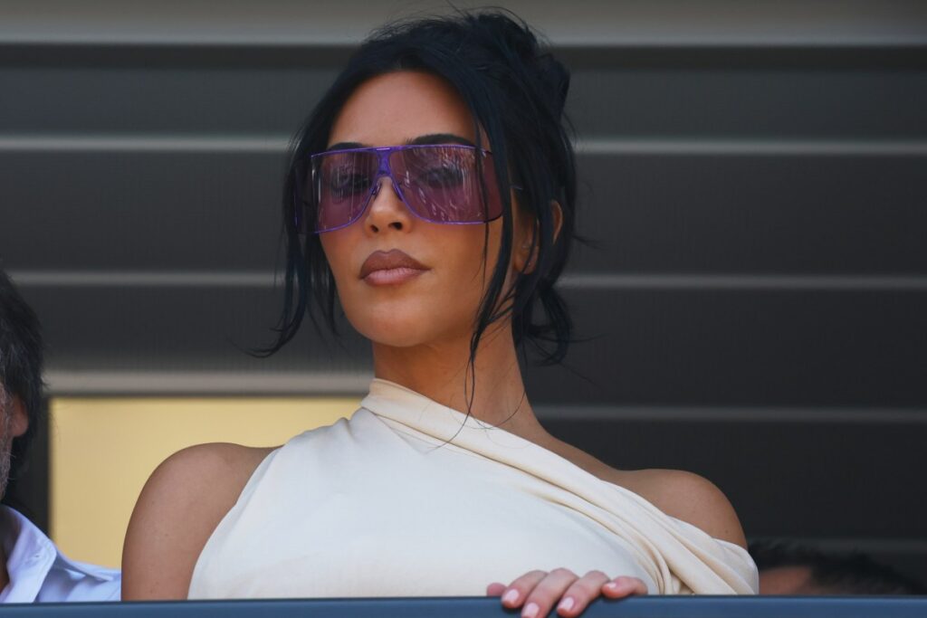 Kim Kardashian saludando con la mano mientras ignora al reportero de Sky Sports, Martin Brundle