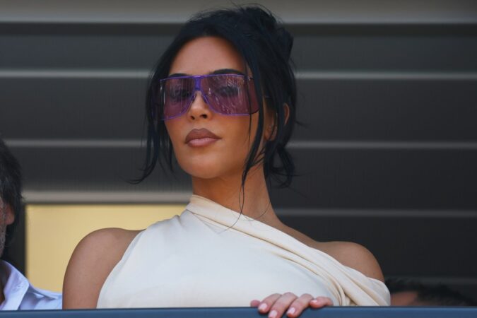 Kim Kardashian saludando con la mano mientras ignora al reportero de Sky Sports, Martin Brundle