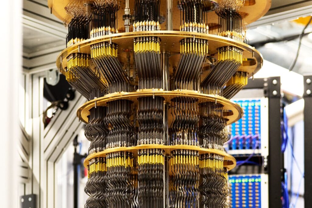 Ingenieros trabajando en un laboratorio con una computadora cuántica