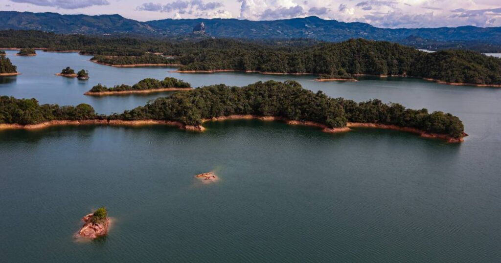 Embalses llenos de agua en un paisaje natural con nubes grises reflejando el preocupante impacto de El Niño