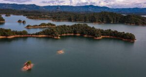 Embalses llenos de agua en un paisaje natural con nubes grises reflejando el preocupante impacto de El Niño